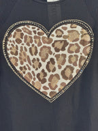 Détail réel du motif cœur léopard et des strass du pull Cuore
