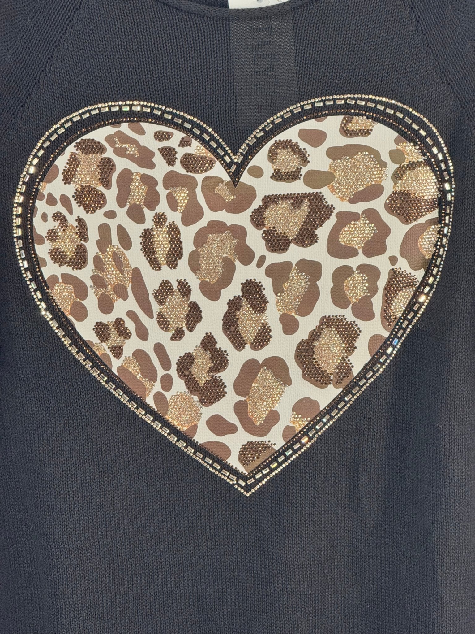 Détail réel du motif cœur léopard et des strass du pull Cuore