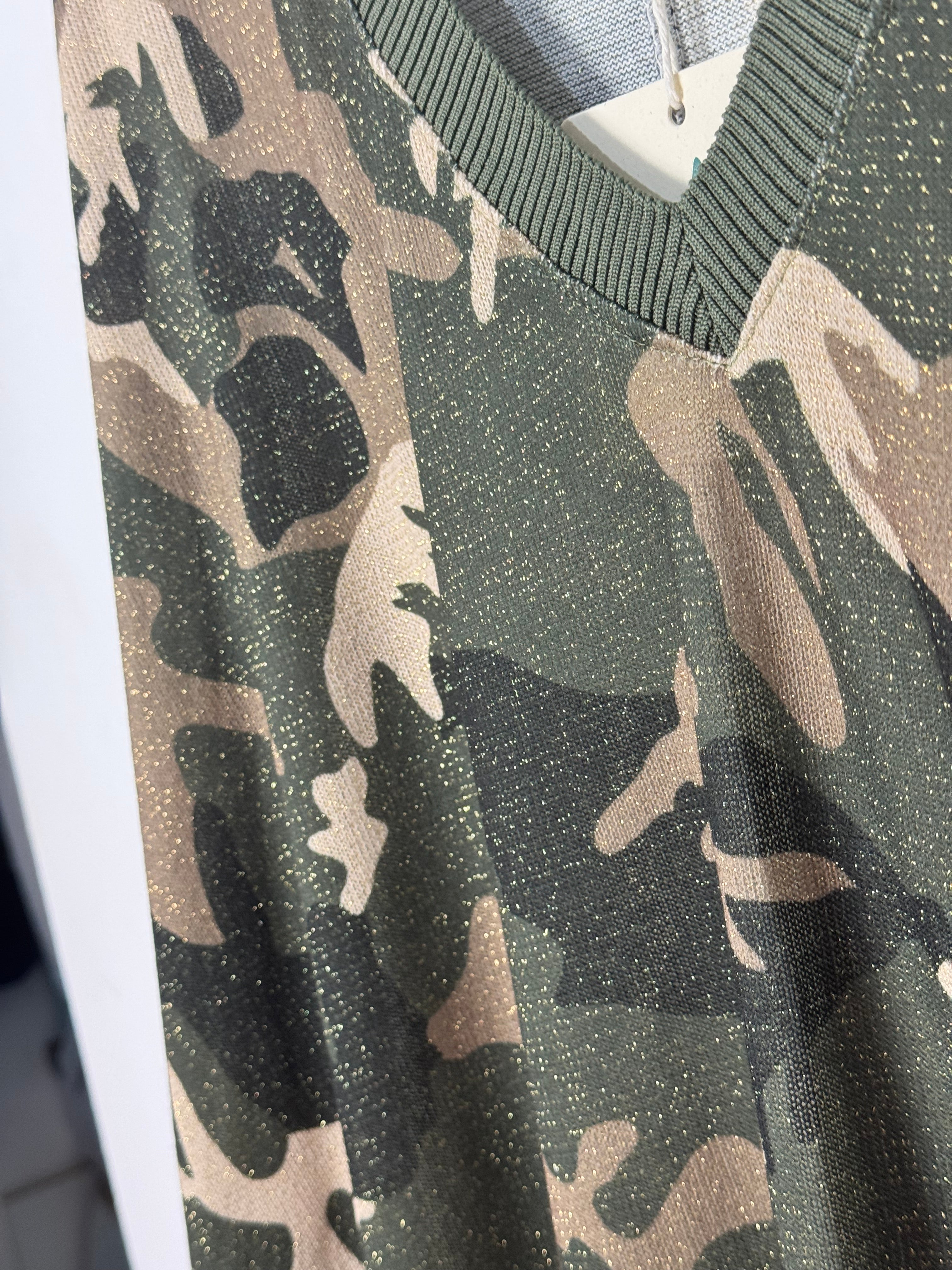 Pull Doria, détail du col V kaki et des paillettes — photo du produit.