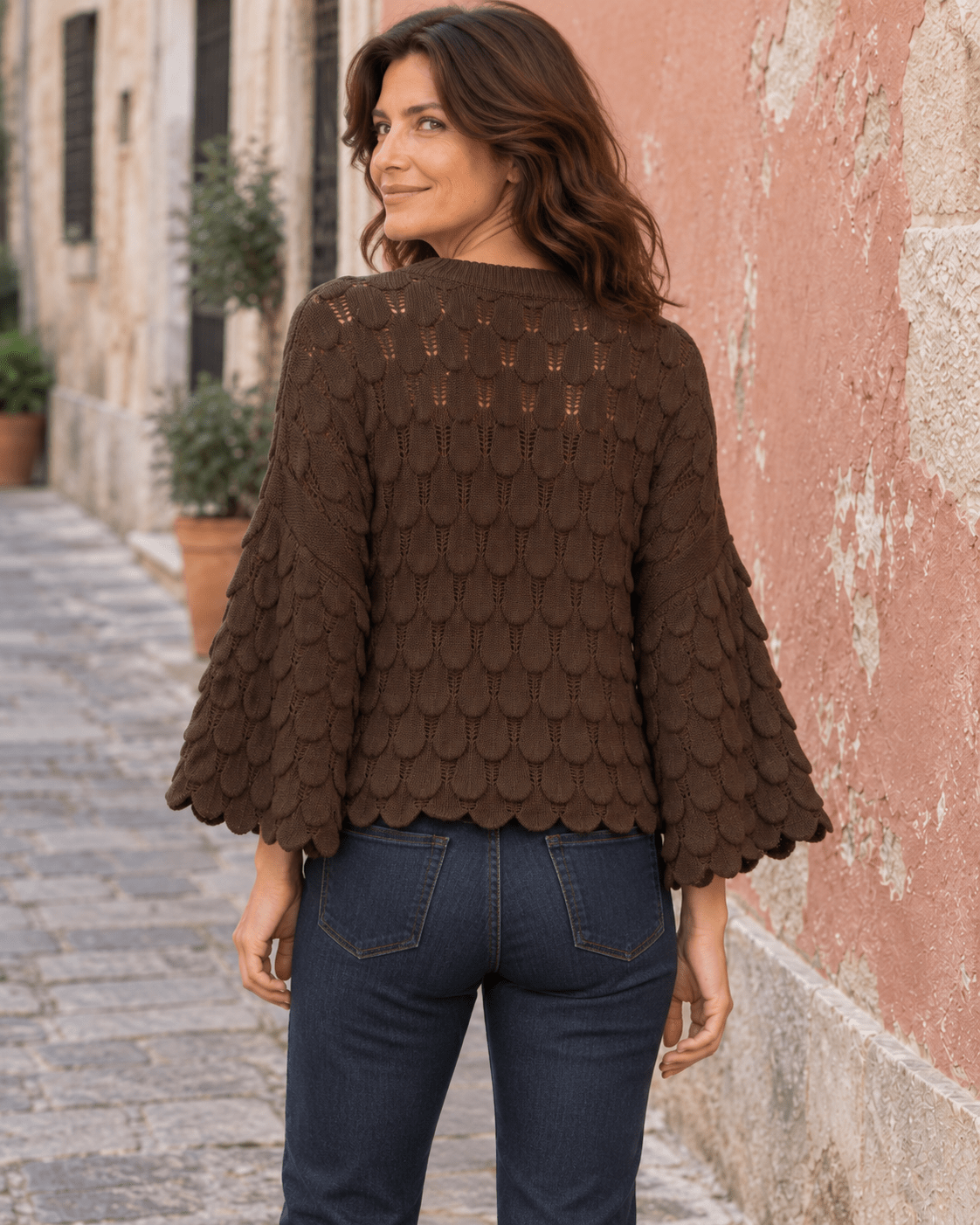 Pull Élise chocolat vu de dos, maille écailles et manches cloche