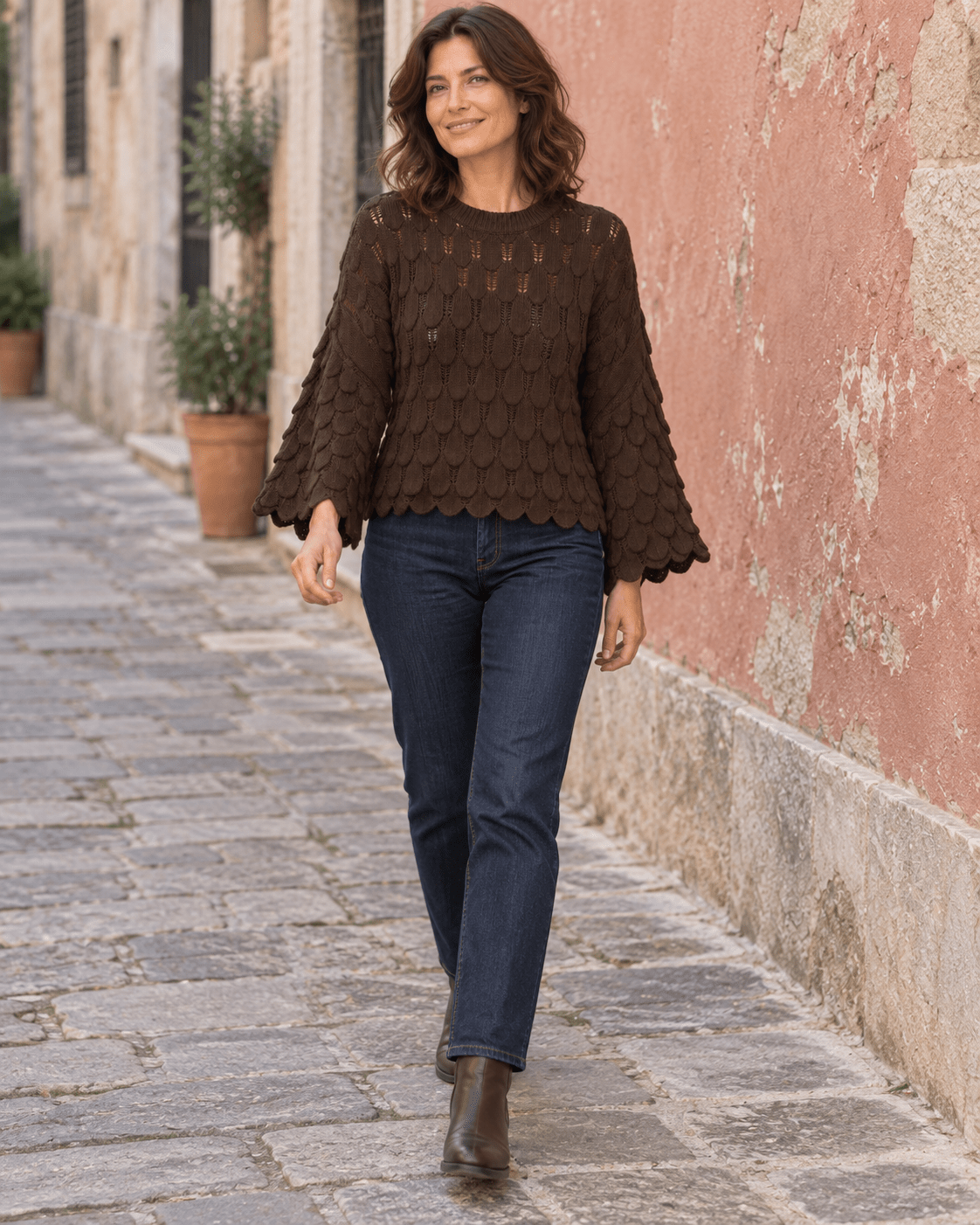 Pull Élise chocolat porté avec un jean en silhouette entière