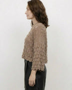Pull Élise femme, maille écailles chic, coloris camel – Mam’s Ailes vue de profil