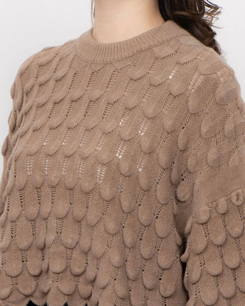 Gros plan maille texturée écailles pull femme