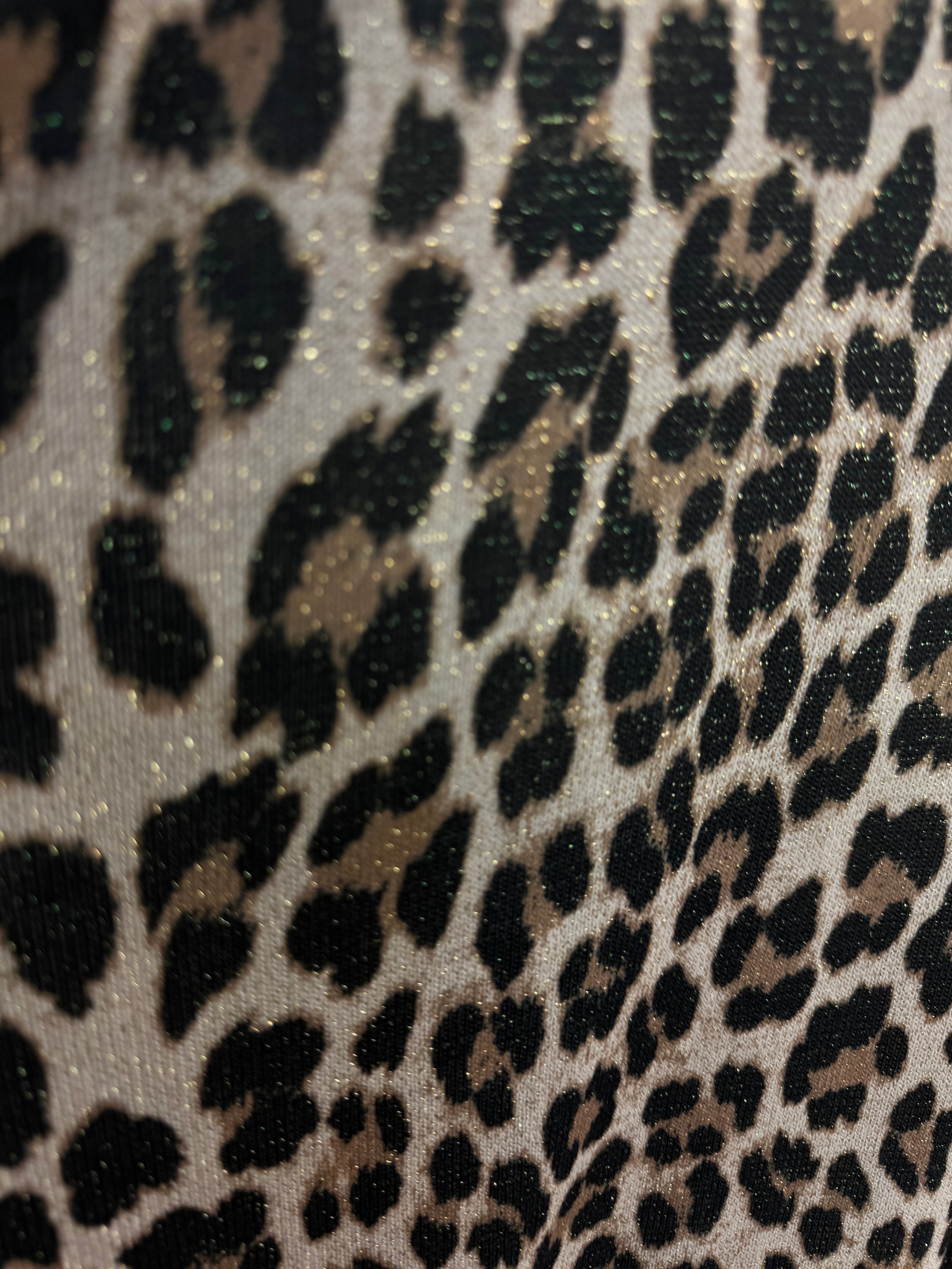 Pull Felina, détail des paillettes dorées — photo du produit.