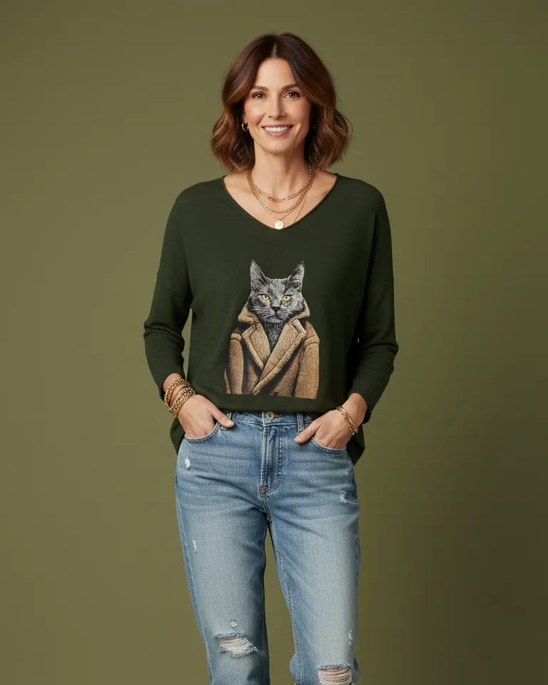 Pull kaki motif chat en manteau beige