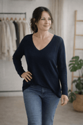 Pull fin loose marine femme col V coupe oversize vue trois quarts