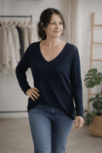 Pull fin loose marine femme col V coupe oversize vue trois quarts