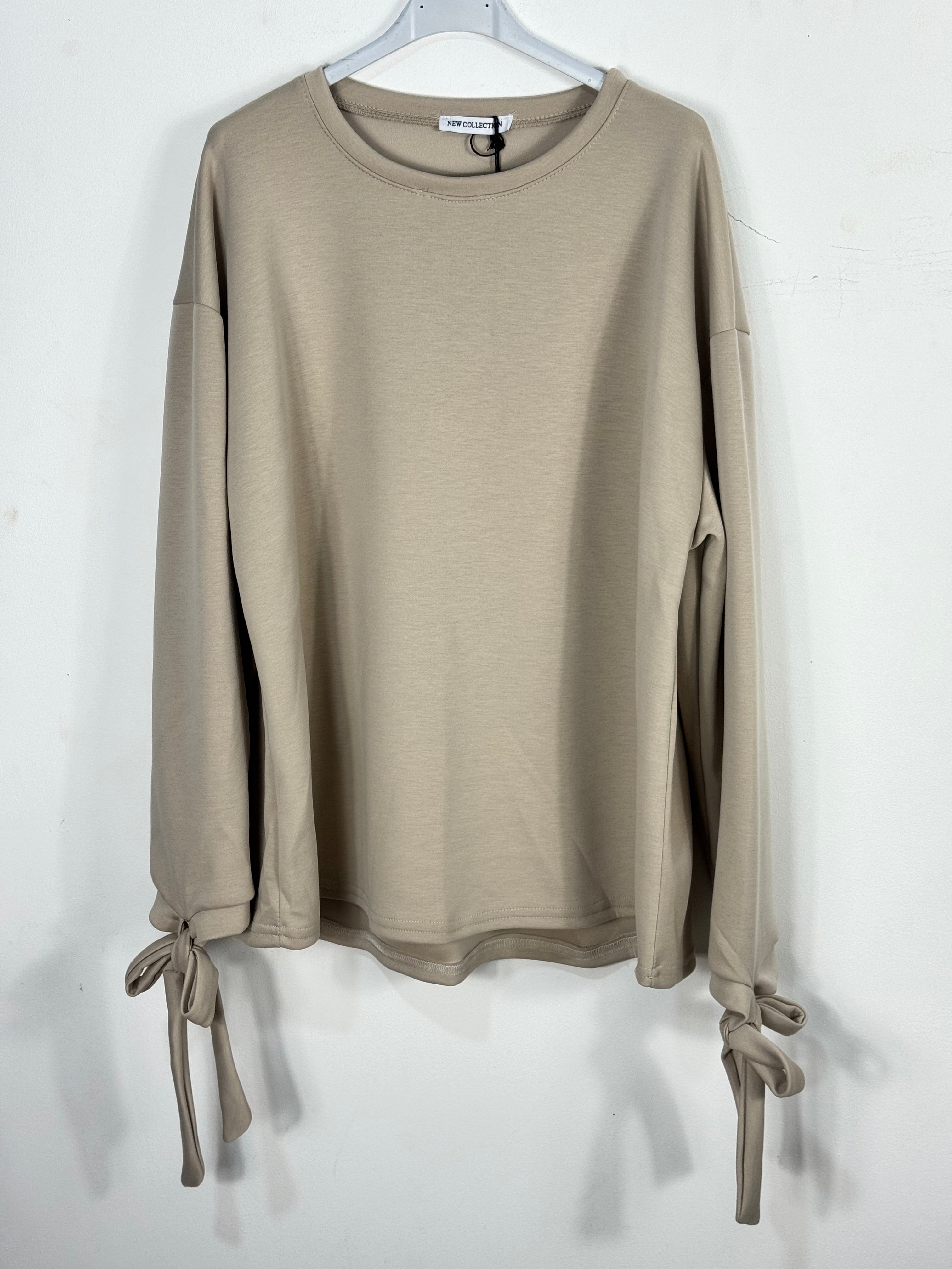 Sweat Fiocco, beige de face, nœuds aux poignets — photo du produit.