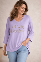 Pull parme femme col V inscription dorée La Vie Bohème, look printemps jean clair