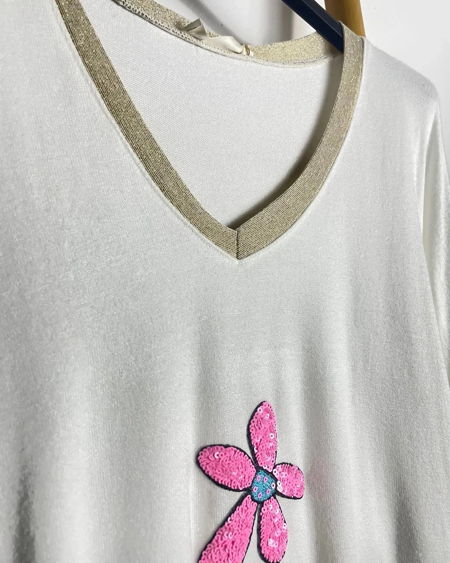 Pull Léger Col V Pailleté – Douceur et Féminité - Mam’s Ailes