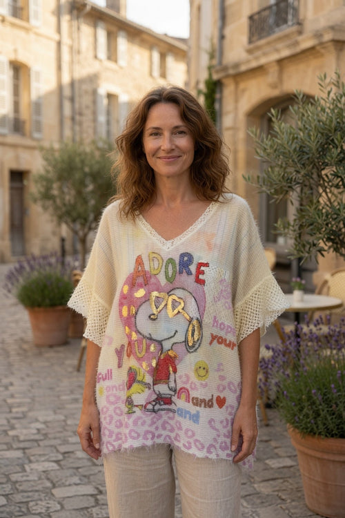 Pull léger loose oversize crème femme avec imprimé Snoopy et cœur rose, vue de face – style bohème 