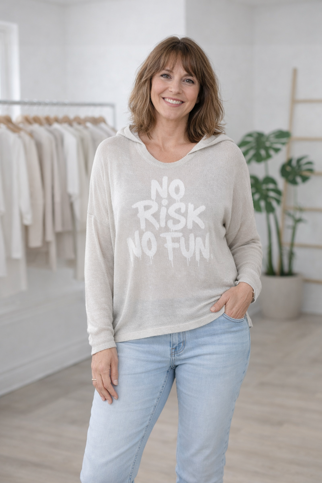 Pull léger beige No Risk No Fun avec capuche et col V coupe fluide femme – Mam’s Ailes