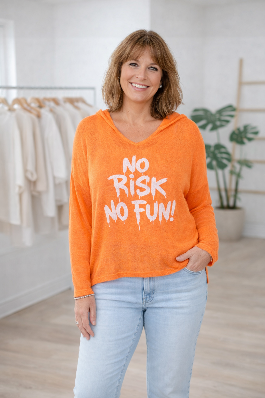 Pull léger orange No Risk No Fun avec capuche et col V style casual femme – Mam’s Ailes