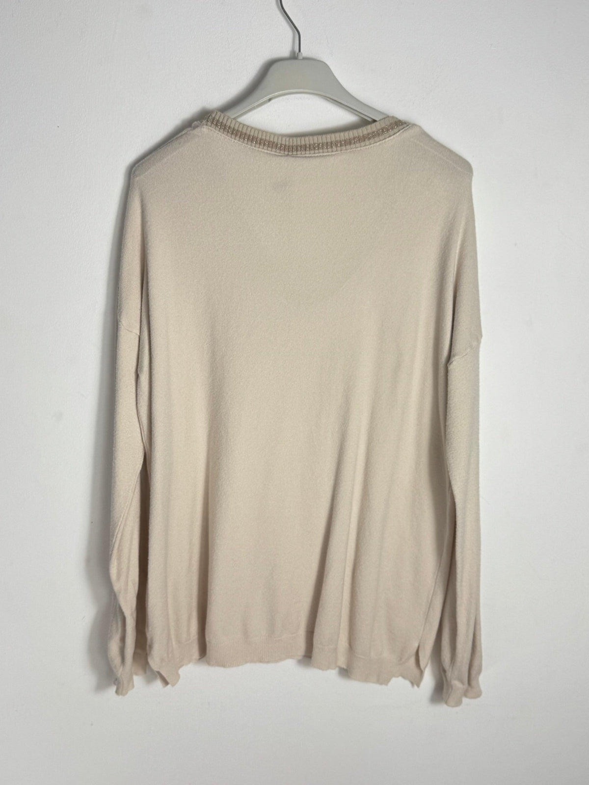 Dos uni du pull Lucia beige, manches longues et finitions côtelées.