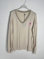 Pull Lucia beige sur cintre, col V à liseré brillant et motif LOVE côté cœur.