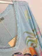 Détail du pull Toucan Tropical avec maille pailletée, imprimé coloré et fines fibres métallisées
