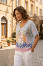 Pull femme tropical avec col V et manches courtes bordés d’une finition ajourée façon dentelle