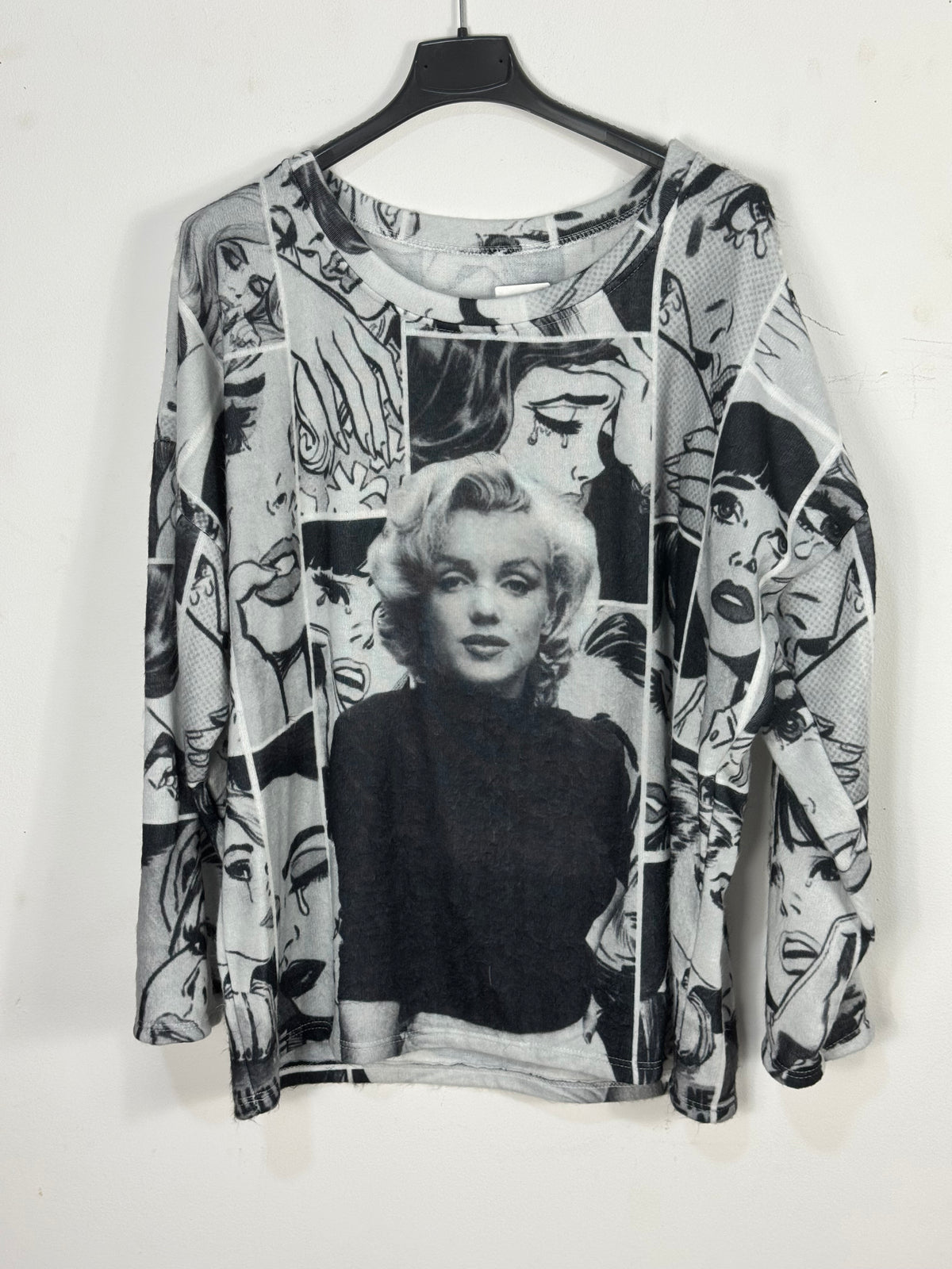 Pull Marilyn, de face, portrait et collage noir et blanc — photo du produit.