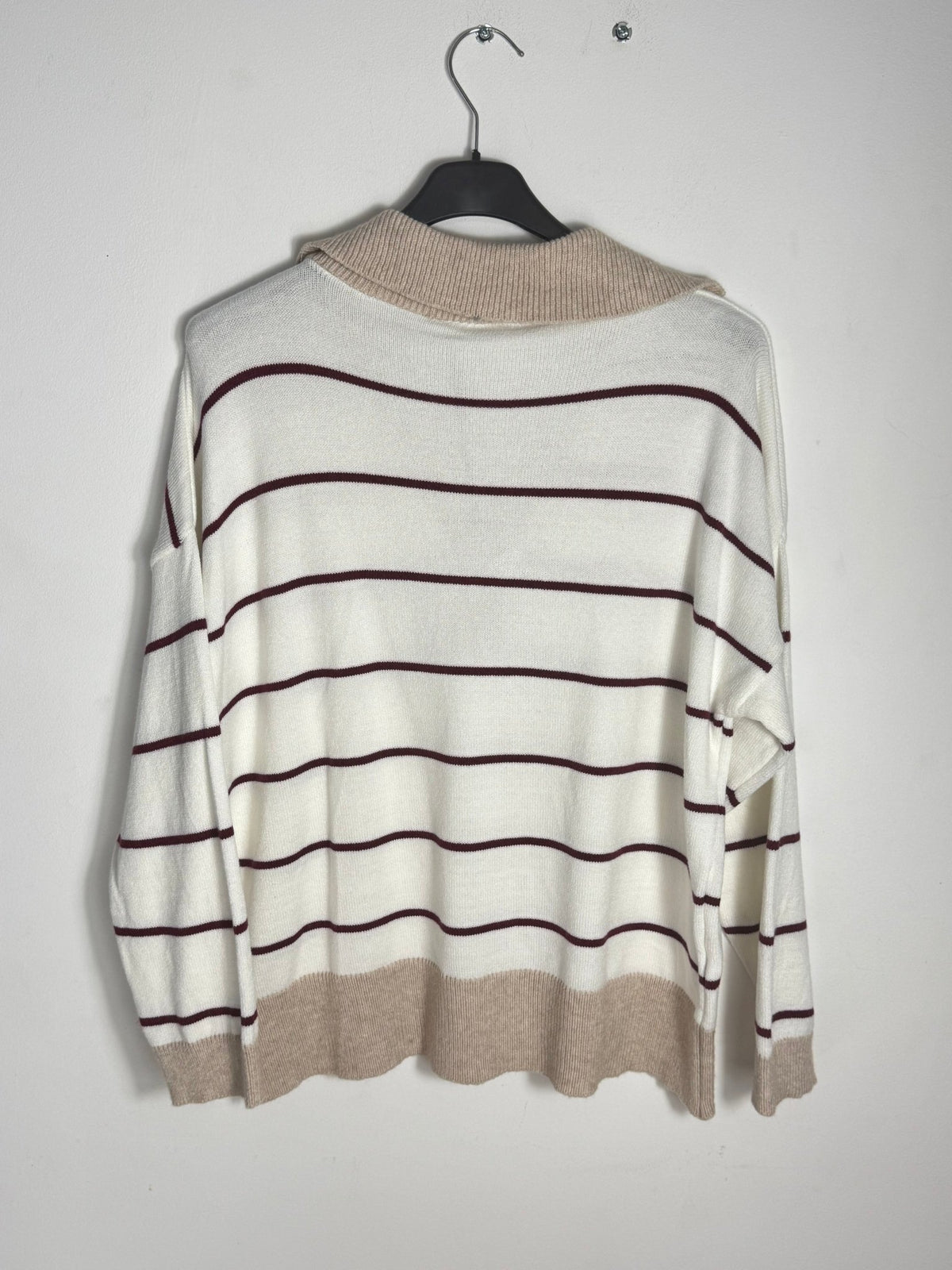 Dos du pull marinière blanc à fines rayures