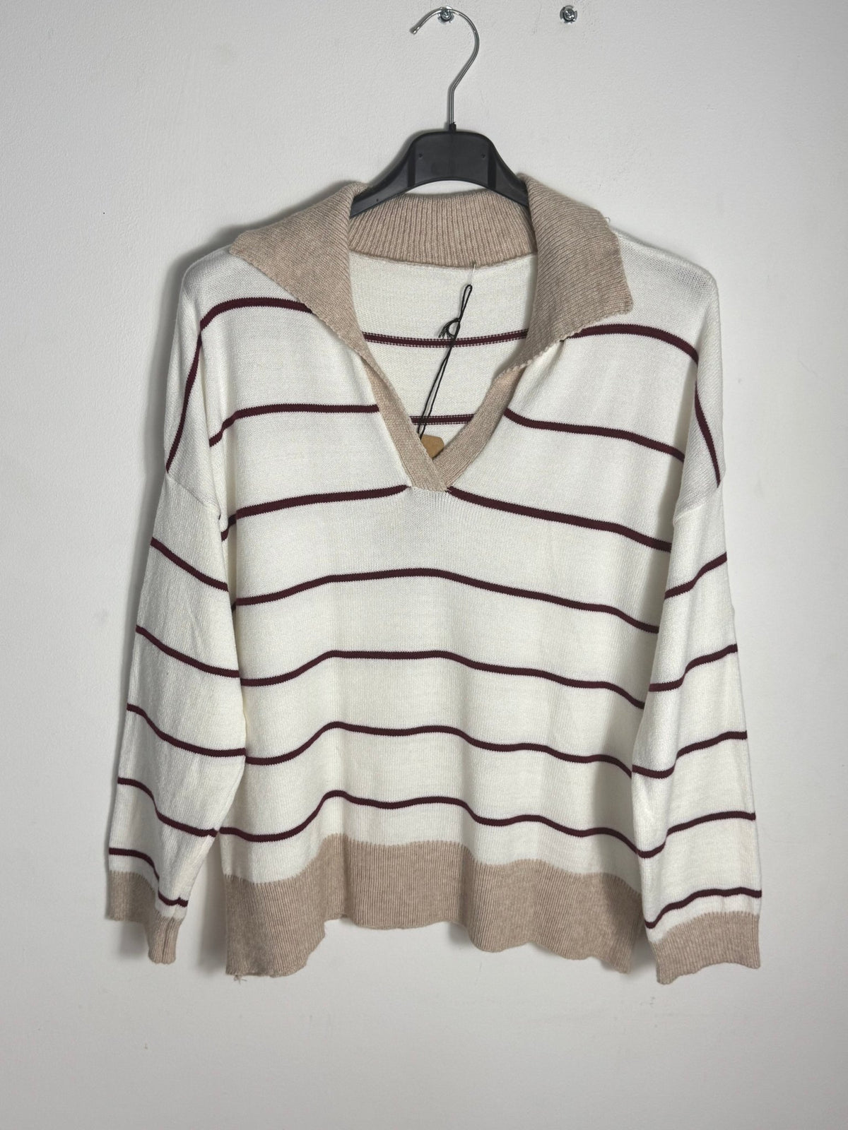 Pull marinière blanc à col polo beige, vue de face