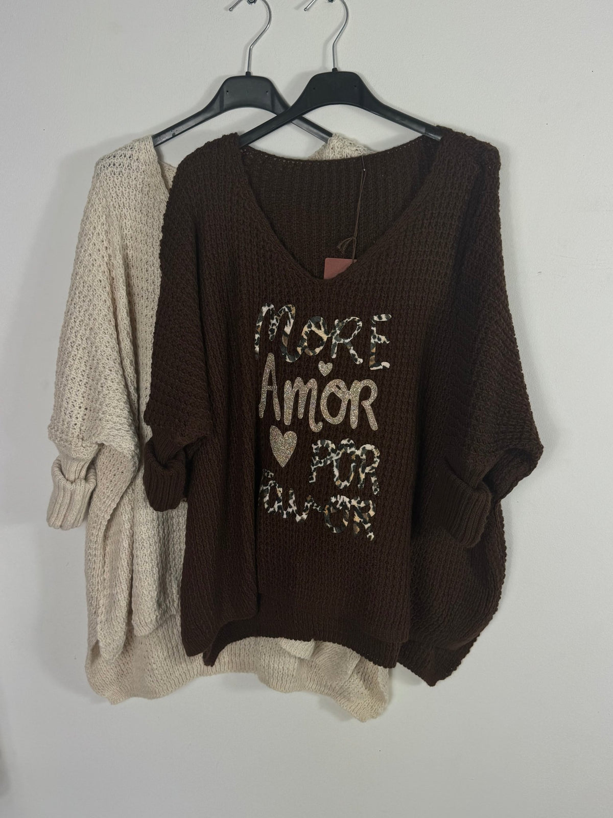 Pull More Amor chocolat et écru, inscription fantaisie sur cintres