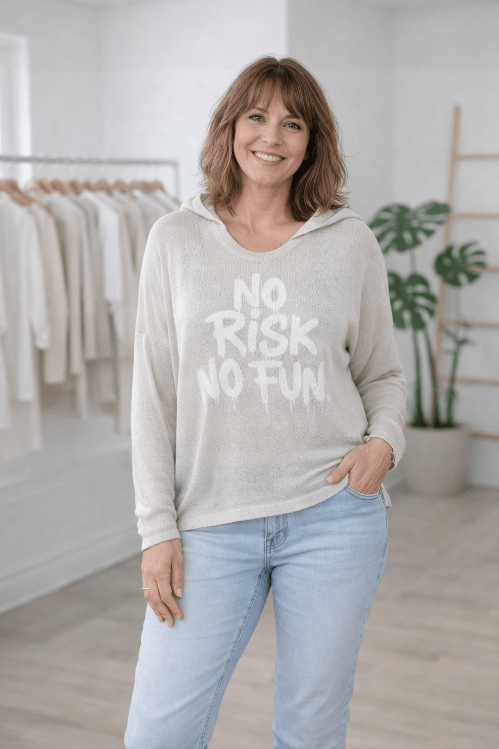 Pull léger beige No Risk No Fun avec capuche et col V coupe fluide femme