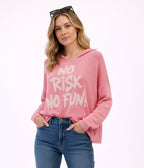 Pull rose No Risk No Fun porté avec jean style casual décontracté femme