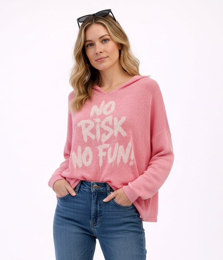 Pull rose No Risk No Fun porté avec jean style casual décontracté femme