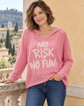 Pull rose No Risk No Fun à capuche, vue portée rapprochée sur le message
