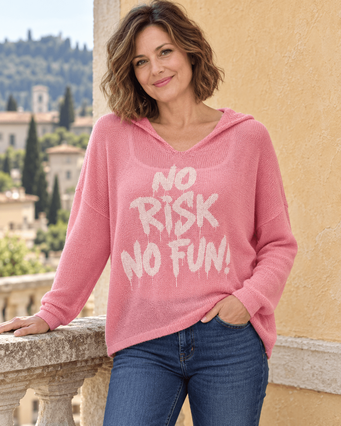 Pull rose No Risk No Fun à capuche, vue portée rapprochée sur le message