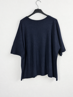 Dos uni du pull Occhio marine sur cintre, maille souple et manches courtes larges ; photo retouchée.