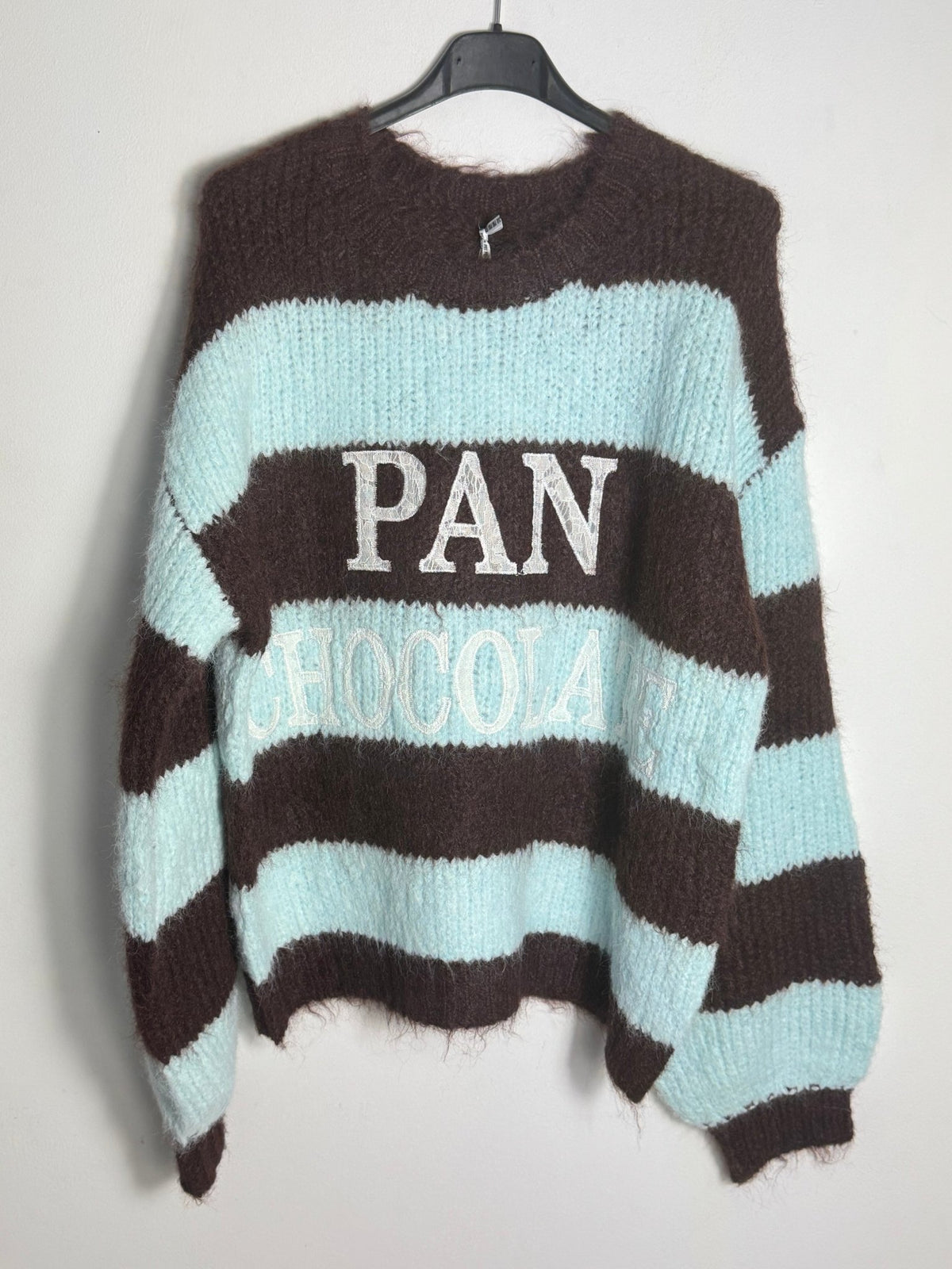 Pull PAN CHOCOLATE chocolat et bleu ciel, vue de face sur cintre
