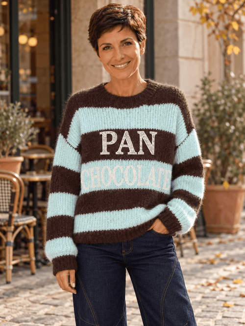 Pull PAN CHOCOLATE bleu ciel et chocolat porté par Sofia avec le jean Barrel bleu brut