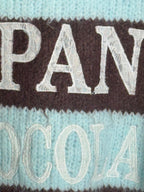 Détail de l’inscription en dentelle du pull PAN CHOCOLATE bleu ciel