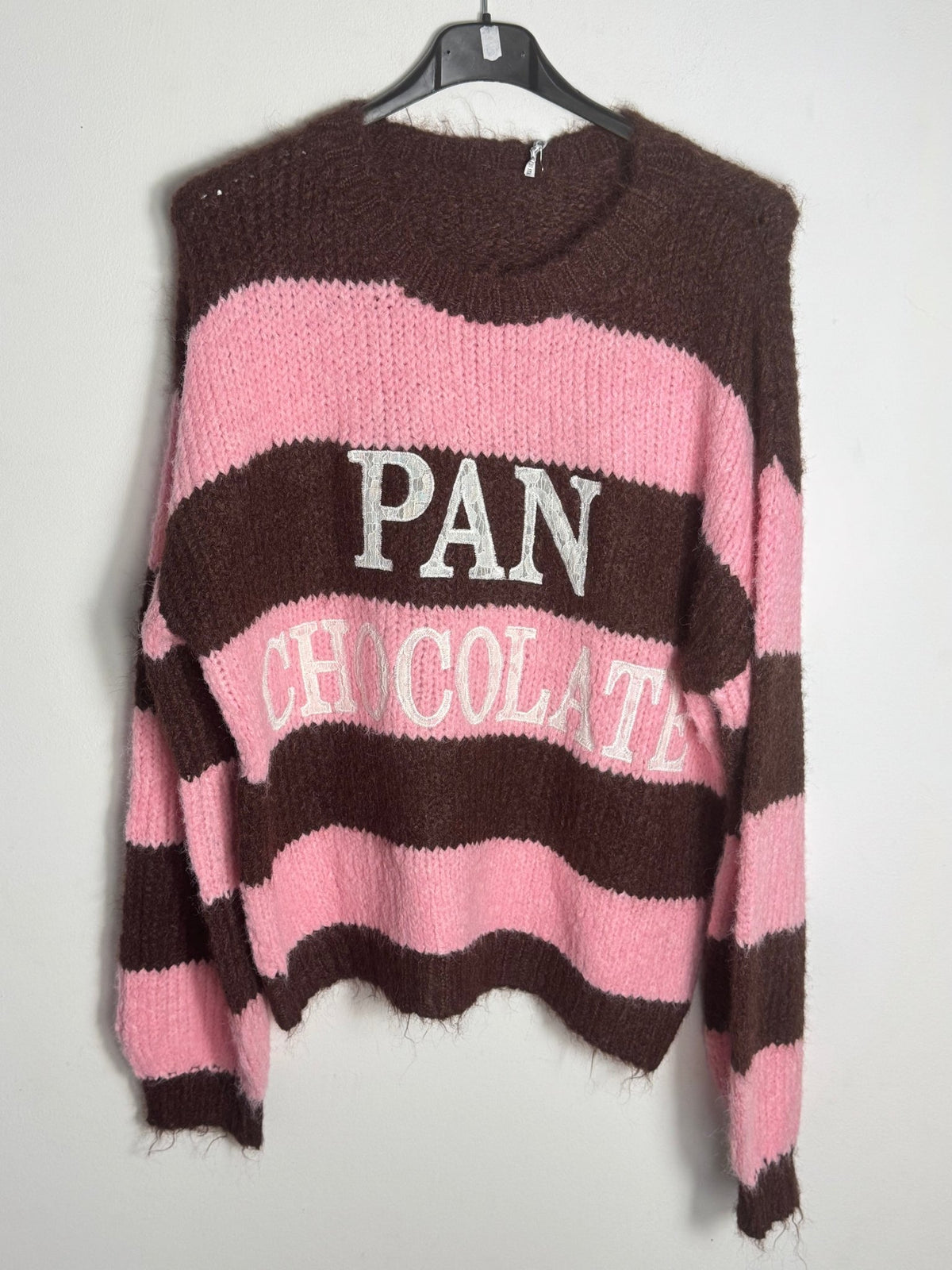 Pull PAN CHOCOLATE chocolat et rose, vue de face sur cintre