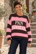 Pull PAN CHOCOLATE rose et chocolat porté de face par Sofia
