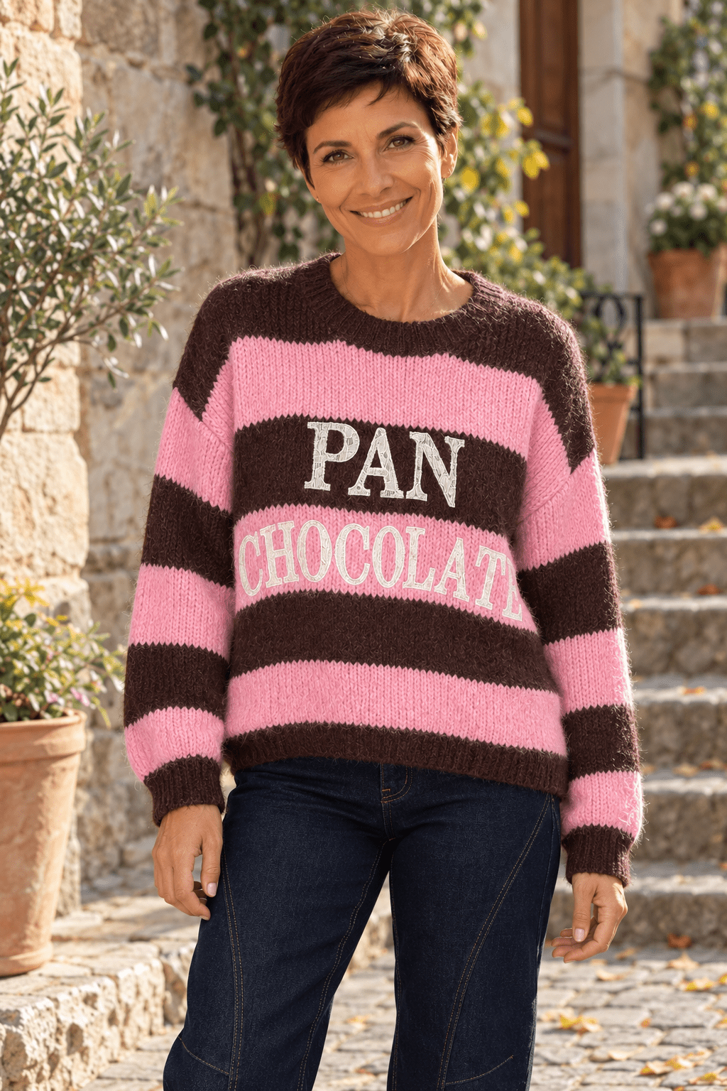 Pull PAN CHOCOLATE rose et chocolat porté de face par Sofia
