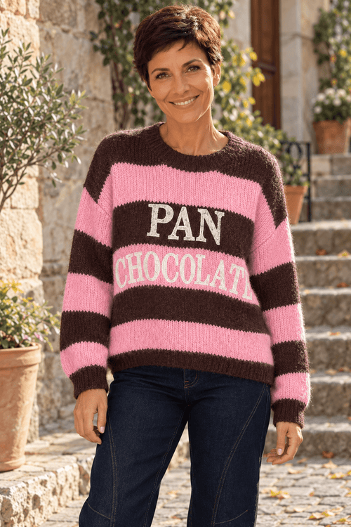 Pull PAN CHOCOLATE rose et chocolat porté de face par Sofia