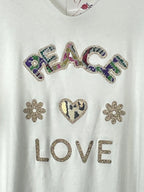 Pull Peace & Love : détail du message en sequins