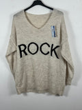 Pull Rock beige sur cintre, coloris réel, col V et message noir