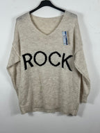 Pull Rock beige sur cintre, coloris réel, col V et message noir
