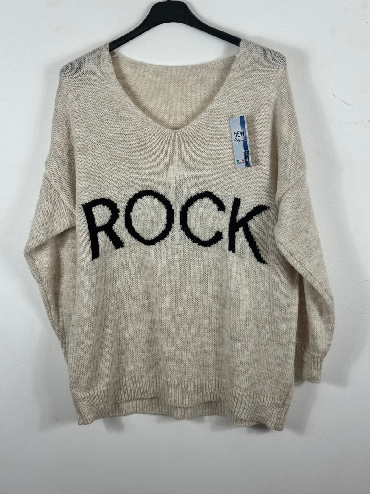 Pull Rock beige sur cintre, coloris réel, col V et message noir