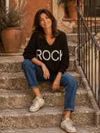 Pull Rock chocolat porté avec jean bleu sur des escaliers italiens