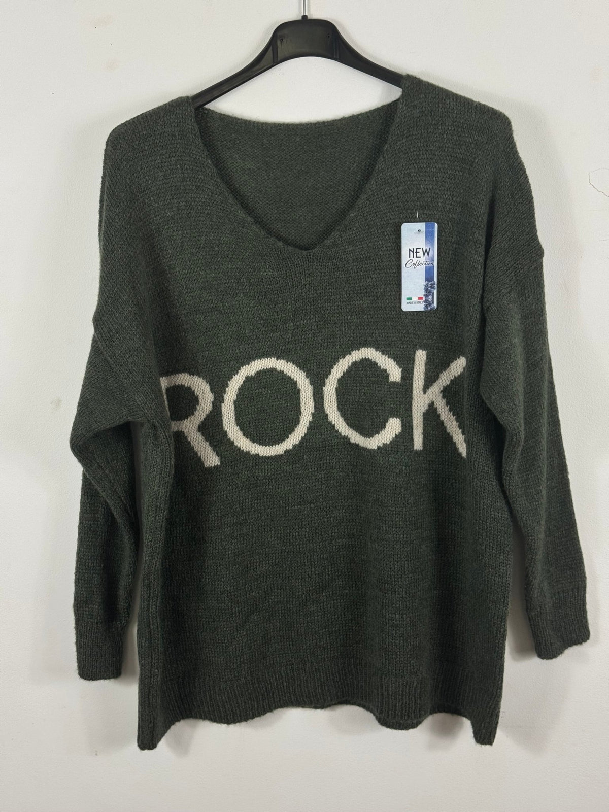 Pull Rock kaki sur cintre, coloris réel et grand message contrasté