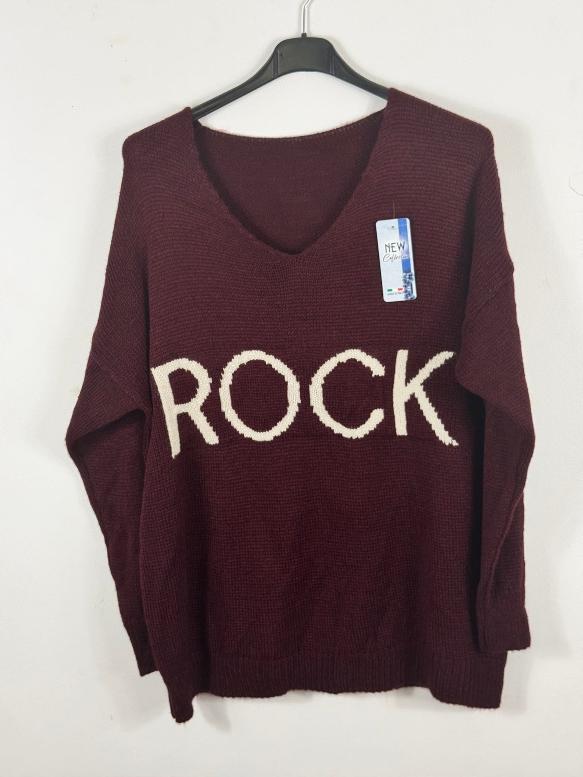 Pull Rock lie de vin sur cintre, coloris réel et message clair