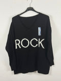 Pull Rock noir sur cintre, coloris réel, col V et message clair