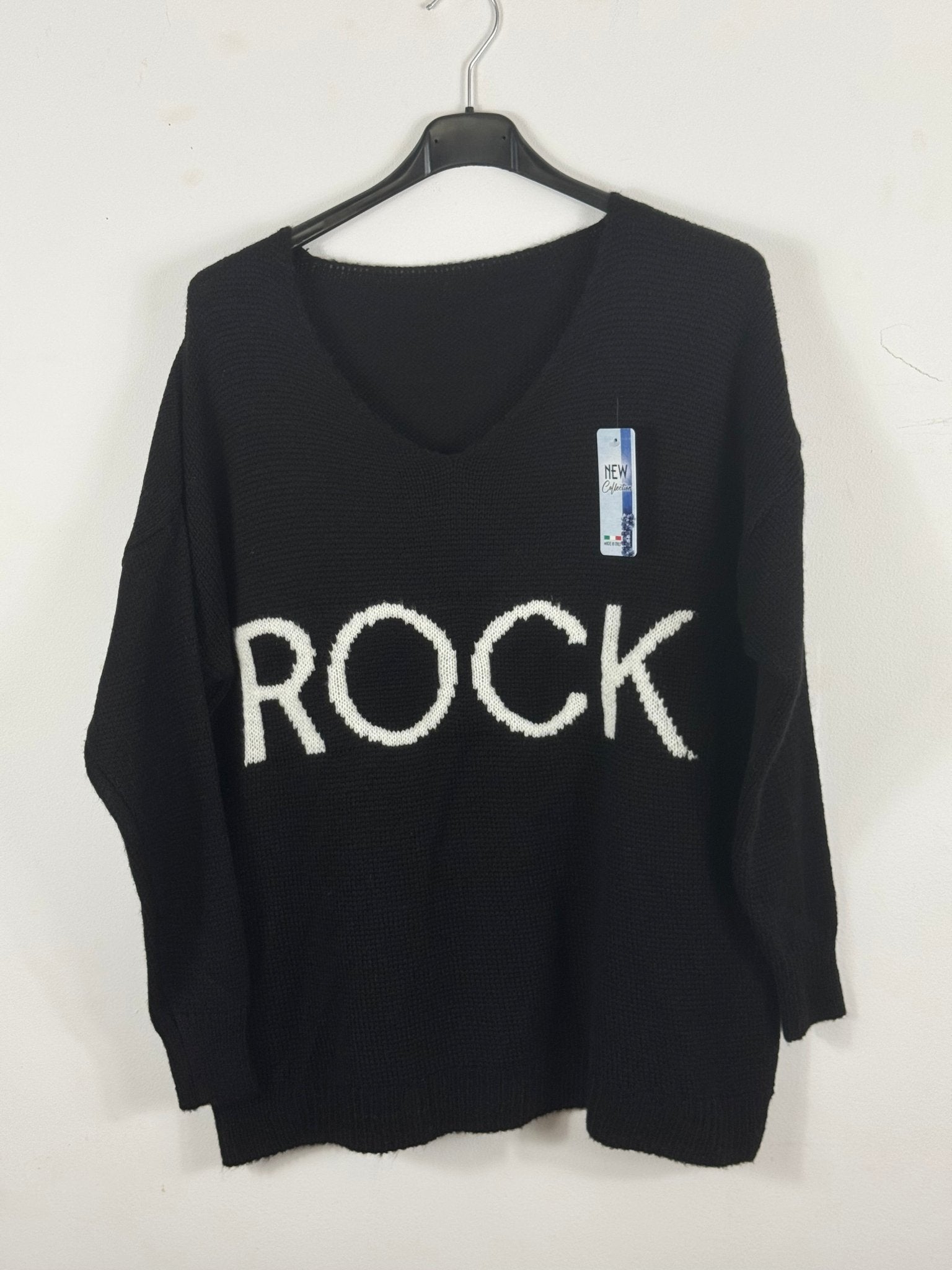 Pull Rock noir sur cintre, coloris réel, col V et message clair