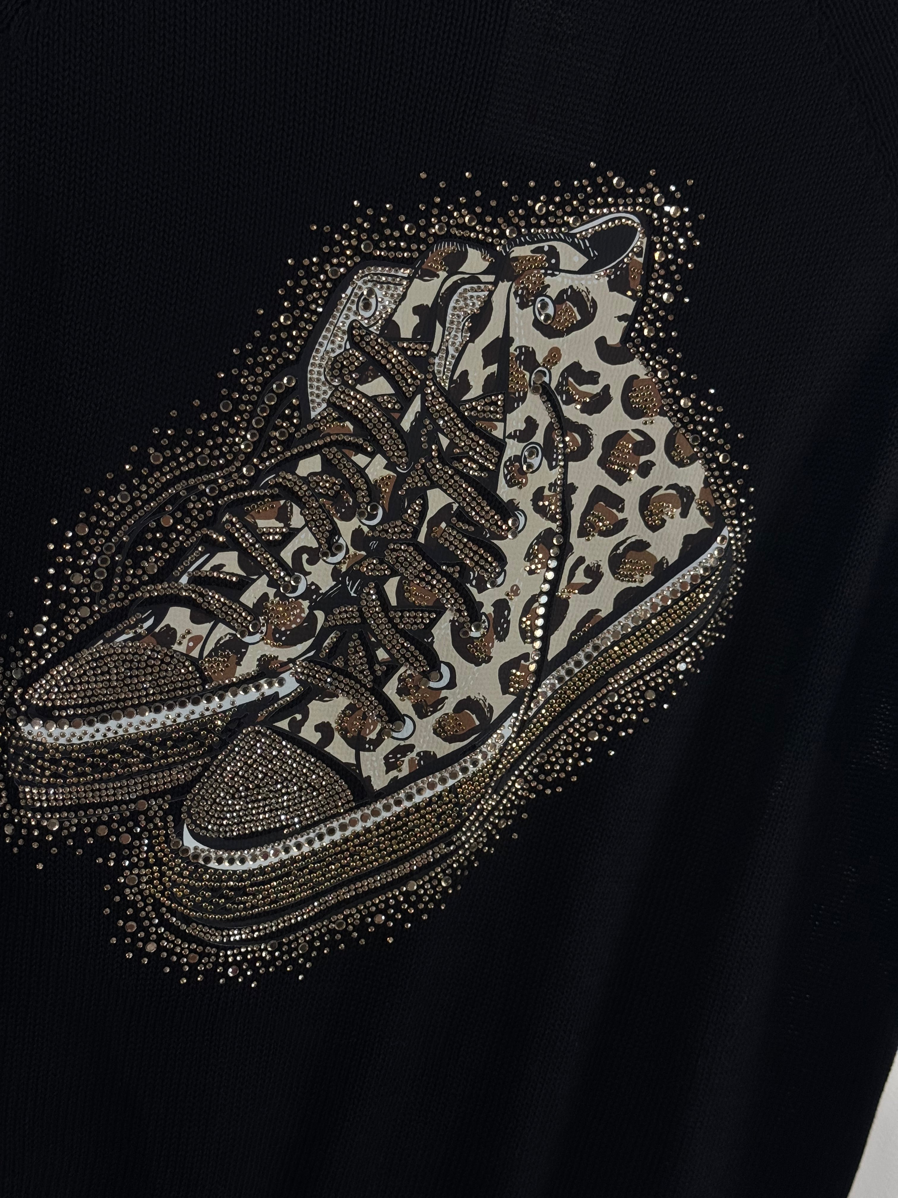Détail du motif sneakers léopard et des strass du Pull Salerno noir