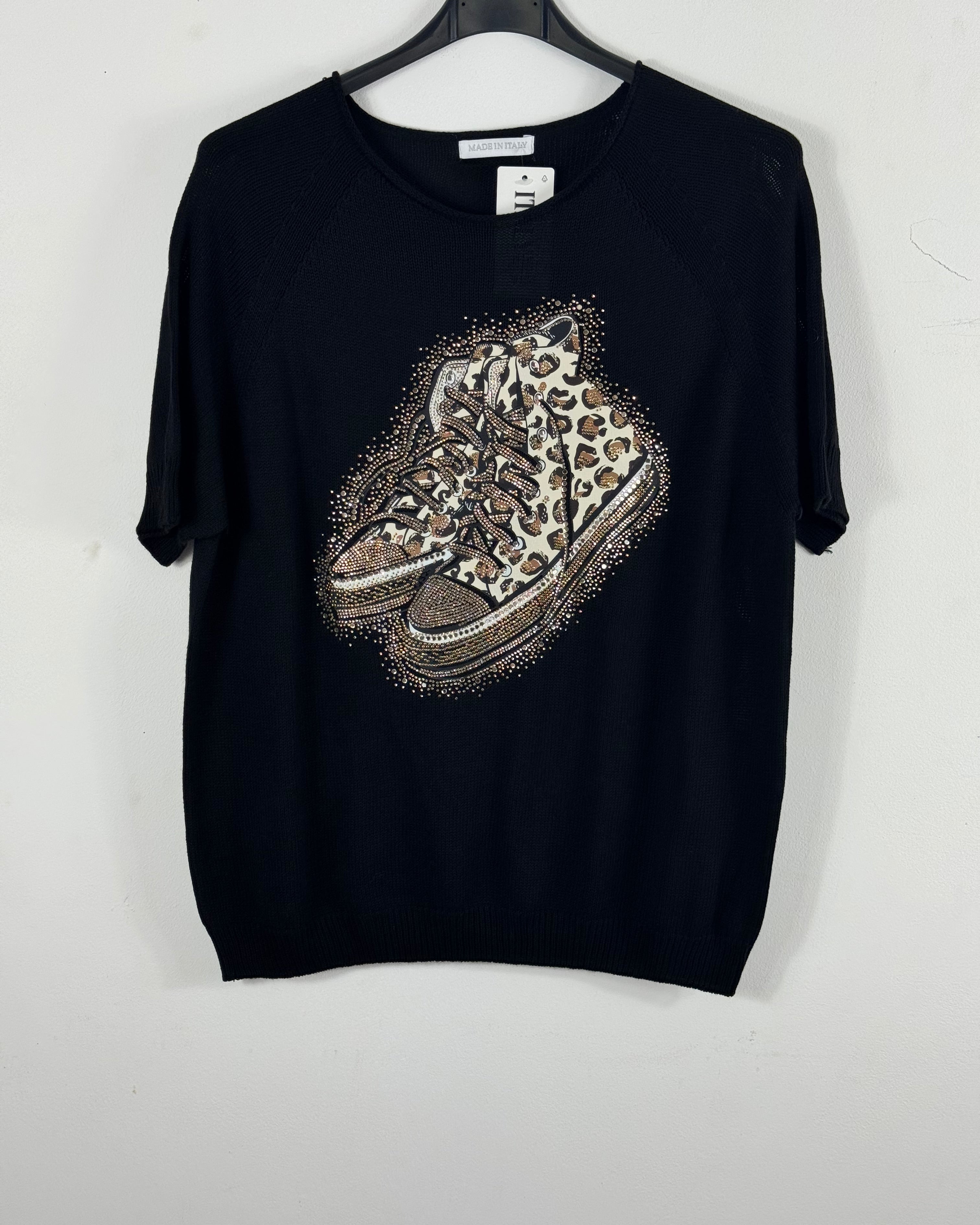 Pull Salerno noir à manches courtes avec sneakers léopard et strass, vue de face