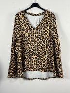 Pull Savana femme à imprimé léopard et coupe asymétrique, vue réelle de face